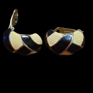 Recovered vintage Ciner gold tone black enamel criss-cross geometric clip on 20